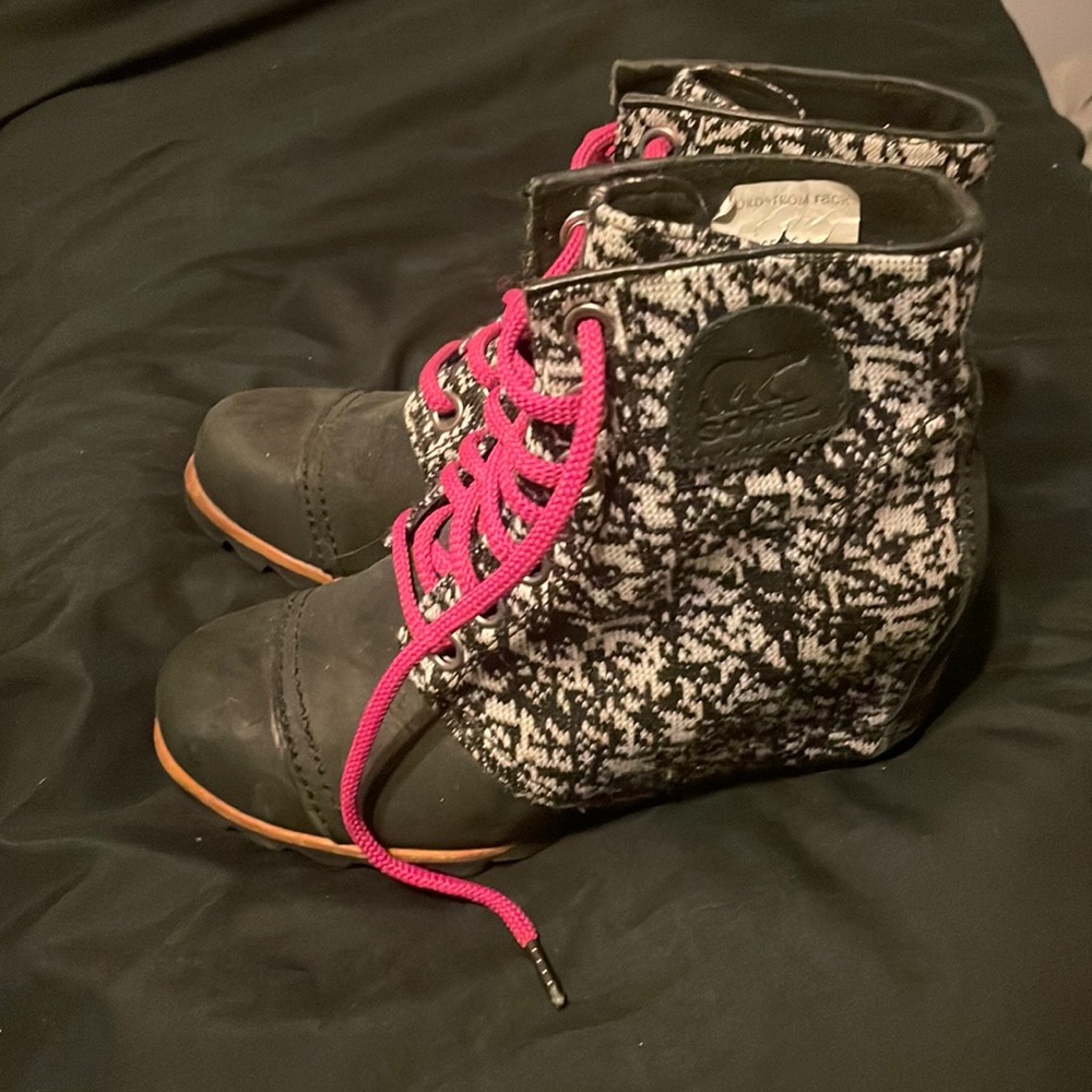 Sorel Joan of Arc wedge boots size 8 black and white